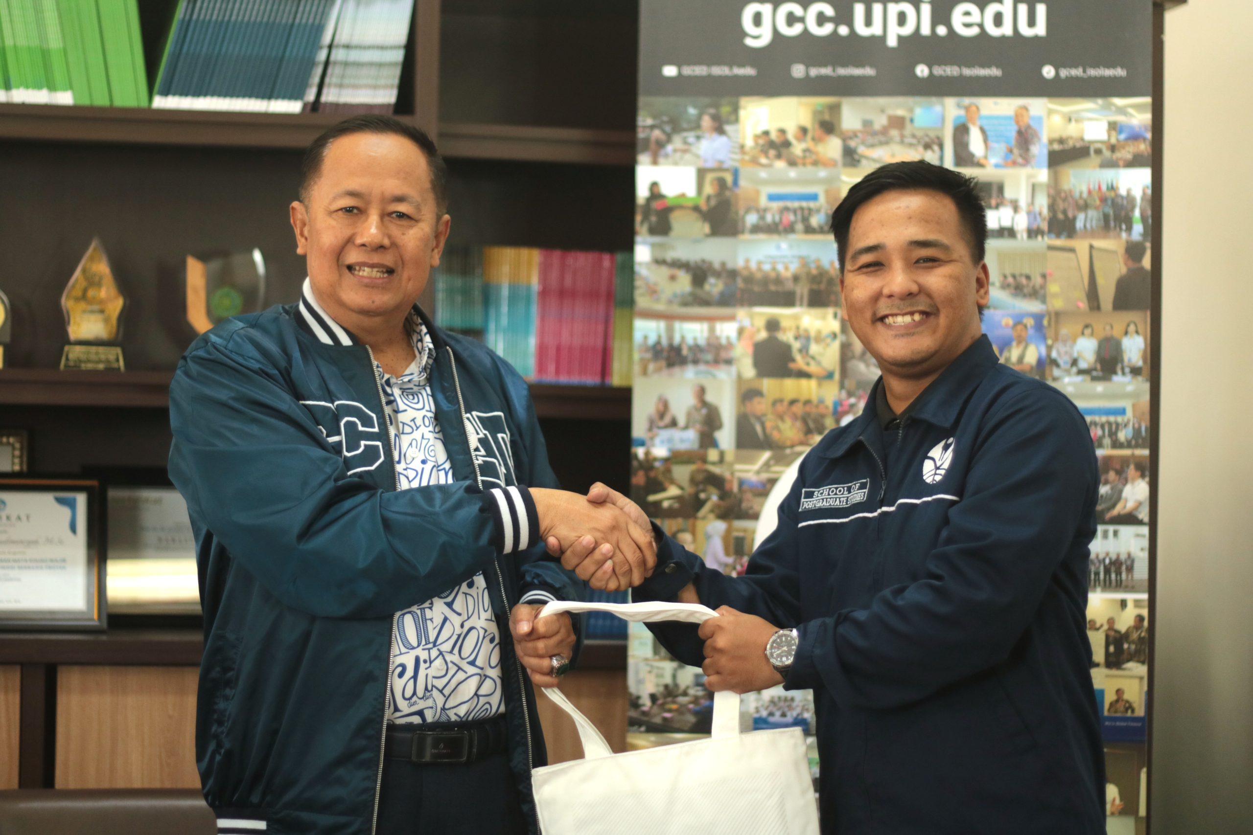 Penyerahan Hadiah YouTube Challenge GCC Indonesia dan Podcast Eksklusif Bersama Mahasiswa Doktoral Pascasarjana UPI